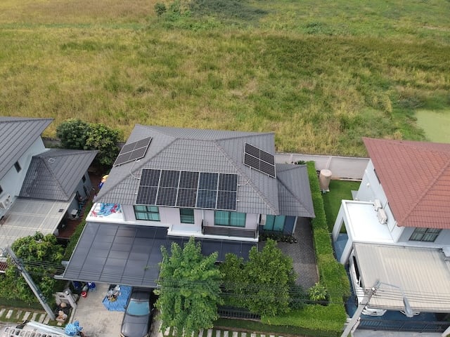 ติดตั้งโซลาร์เซลล์ บ้าน คุณเมย์ หมู่บ้าน PAVE รามอินทรา–วงแหวน 5 kW